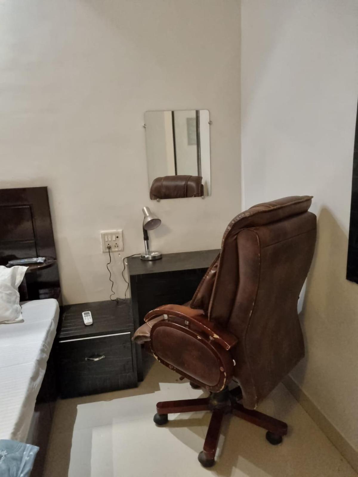 Leela Homestay Jabalpur - Lily - 2 Bhk Luxury Appartment Zewnętrze zdjęcie